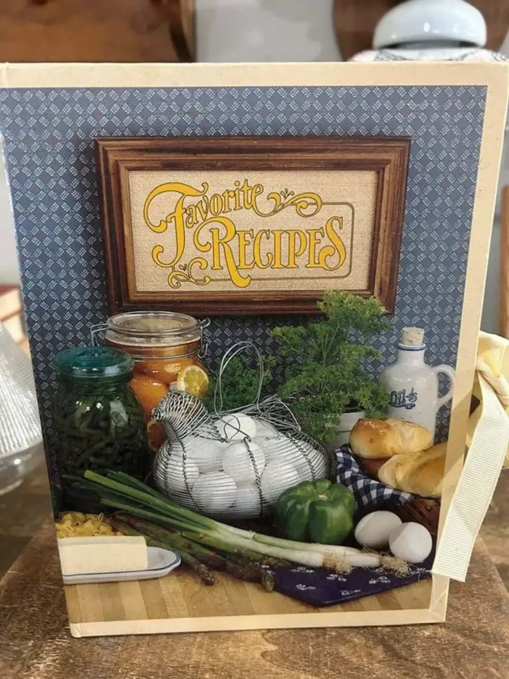 Vintage Favorite Recipes Accordian Folder